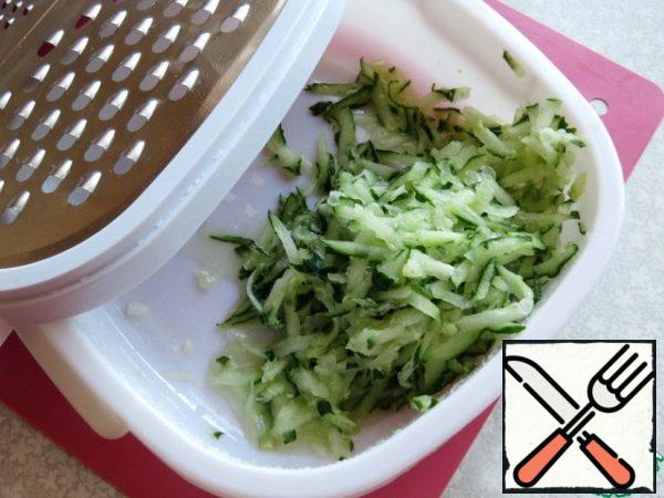 Cucumber RUB on a large grater and squeeze the juice.