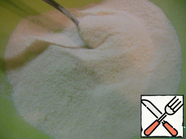 Mix sugar and milk powder.