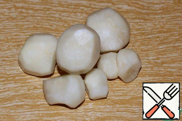 Peel the white radish from the skin and eyes.
