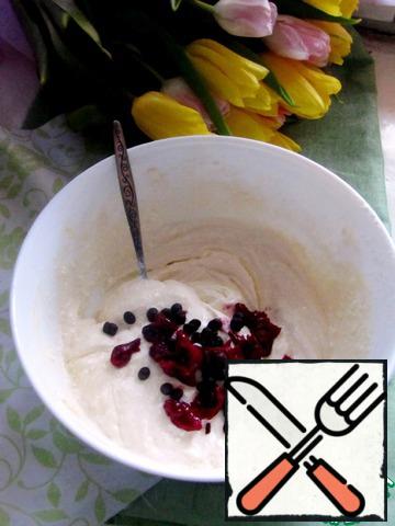 Cherry defrost, drain the juice, cut into small pieces and add to the curd mass with chocolate drops. Stir.