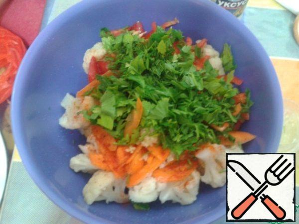 We spread all this multicolored vegetable mixture on top of the cabbage. Sprinkle with spices and salt. Sprinkle garlic on top. The oil will warm up by this time, pour in (be careful here! splashes! ) sprinkle the vegetables with vinegar.
