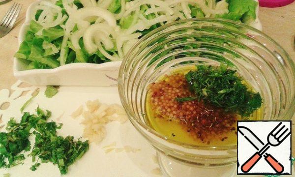 And we're making salad dressing.
For it, mix mustard, olive oil, finely chopped garlic and herbs, ground black pepper and slowly add the marinade in which the onion was soaked. When you start adding it, try it, the dressing should be moderately acidic, because our onion has also gained acid from the marinade.
If it seems sour, add a little sugar.