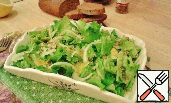 Now we sprinkle our pickled onion on the lettuce leaves, pour the dressing and gently, you can even mix it with your hands from the bottom up, trying not to crumple the lettuce leaves so that they do not flow. And the table!

Season and stir just before serving so that the salad retains its crispy crust!