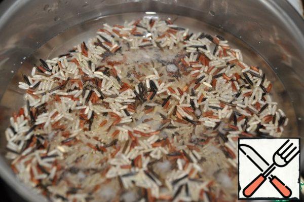 Fill the rice with water in a ratio of 1 to 2.5. Bring to a boil, reduce the heat and cook with the lid closed until cooked for 35 minutes.
Such rice can be stored in the refrigerator for up to three days and used for its intended purpose.