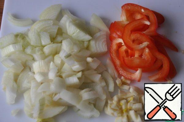 We take onions, cut into small cubes, garlic is also crushed.
Bulgarian pepper cut into thin strips.
