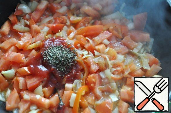 Add tomato sauce, a pinch of lemon balm and oregano, a pod of red chili pepper, mix.

