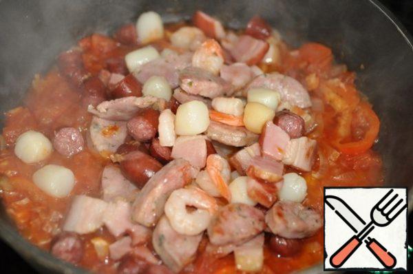 Mix tomato sauce and seafood meat.

