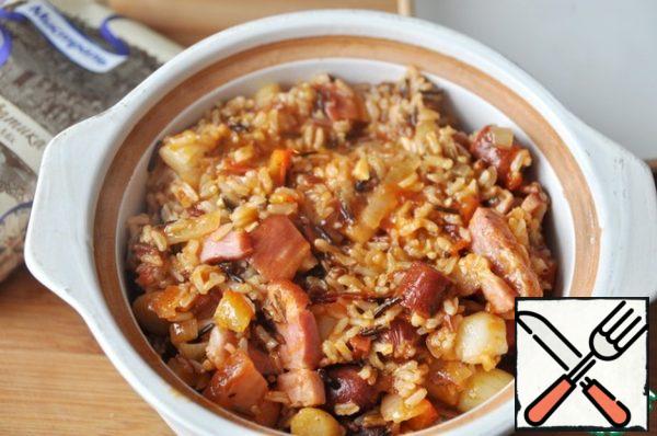 Put the mixture in a pot or ceramic mold and put it in a preheated 220 degree oven for 15 minutes so that the jambalaya reaches its condition. Serve jambalaya hot. Enjoy your meal!