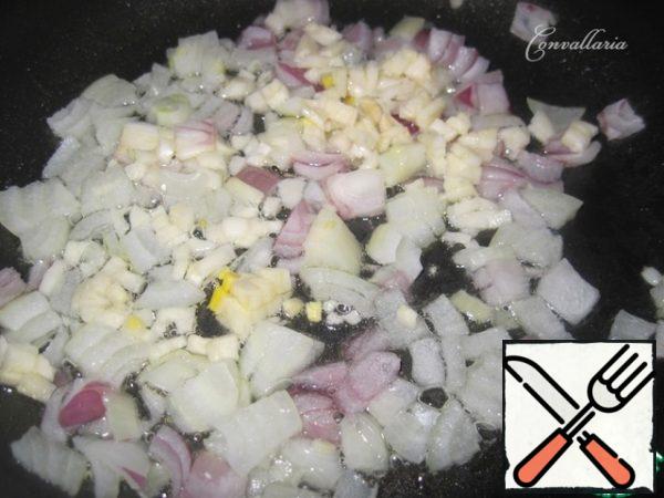 Cut the onion into cubes, finely chop the garlic and fry in a frying pan with preheated vegetable oil for 2 minutes.
