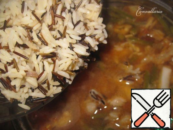 Then add the vegetable mass with fish, boiled rice, soy sauce, finely chopped parsley, herbs of Provence, ground allspice, salt.

