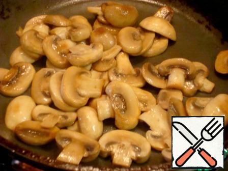 20 minutes before the end of cooking the rice, slice the mushrooms. Fry them on high heat, in vegetable oil for 10 minutes.