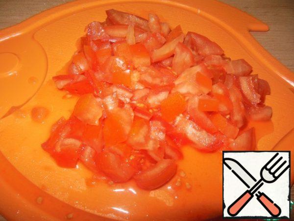 Tomatoes cut into small pieces, the juice must be drained.
