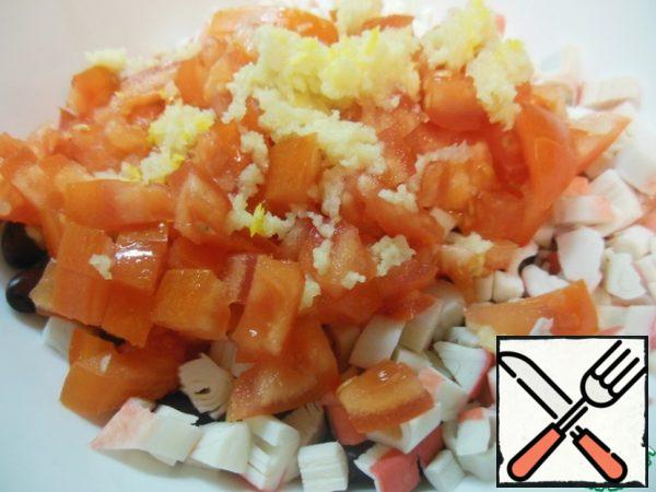 In a large salad bowl, we put beans, crab sticks, tomatoes, garlic, passed through a press. All this should be seasoned with natural yogurt, or sour cream, or mayonnaise (this is what anyone prefers).
