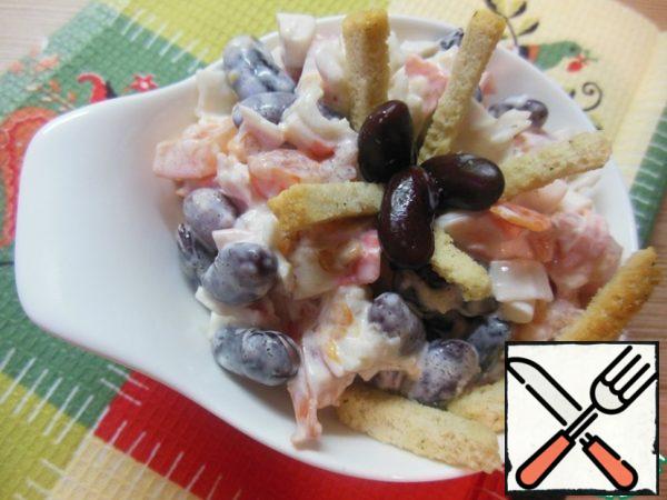 The salad can be served in portions or in a large salad bowl. And you can also sprinkle with crackers.