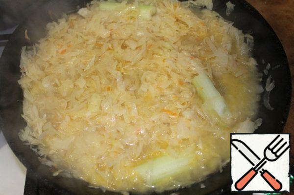 Cut the onion into small half rings, the celery stalk into several large pieces and simmer together with the cabbage in a frying pan, under a lid, for 20 minutes on low heat. If there is also brine, then add it, if not, pour in a little water.
