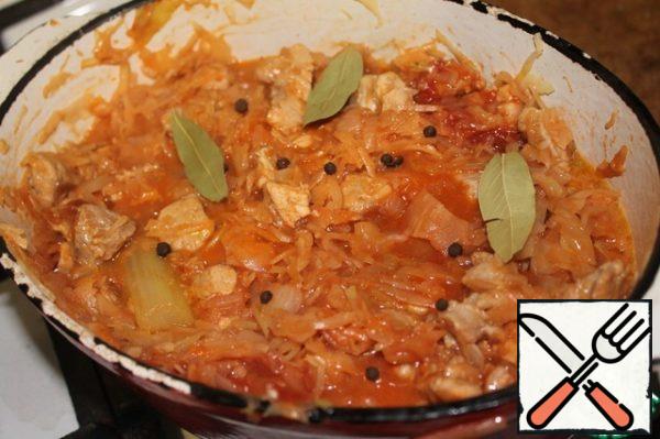 Mix vegetables and meat in a saucepan or frying pan with a thick bottom, add spices to taste (bay leaf, pepper, sweet peas). Add tomato paste, stir, cover and simmer for 40-50 minutes.
Ten minutes before the bigus is ready, add finely chopped greens to it.