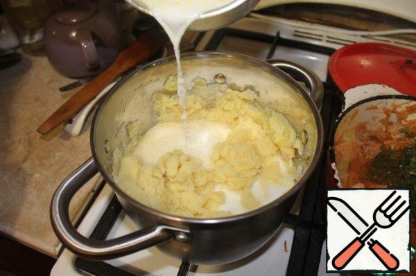 Boiled potatoes are cleaned, milk is heated in a bowl, but not to a boil, while dissolving butter in it. Using a potato masher, mash the potatoes, gradually adding milk, until the usual consistency of mashed potatoes is obtained)
