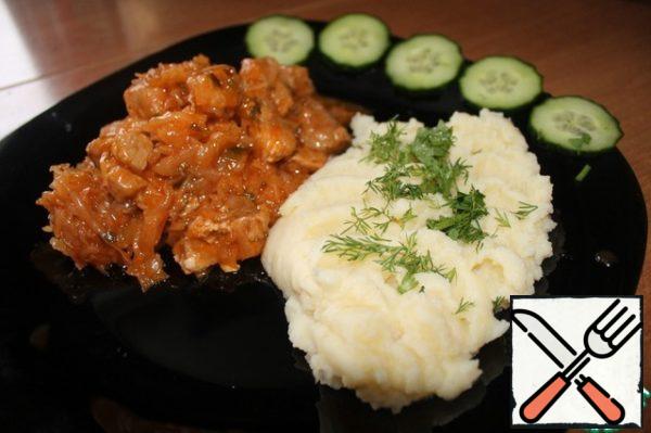 We put bigus, mashed potatoes on a plate, sprinkle with fresh chopped herbs and vegetables. Enjoy your meal!