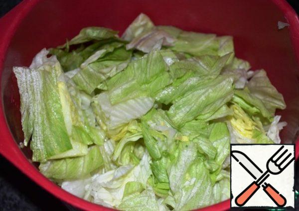 Slice or tear the salad by hand.
Not too small.
