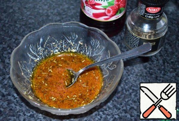 Mix all the ingredients for the sauce well.
Add the sauce to the salad, stir and you can eat!
As promised, the salad is very simple and prepares super fast!