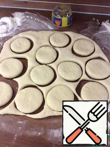 Roll out the dough 1 cm thick, make circles mug.