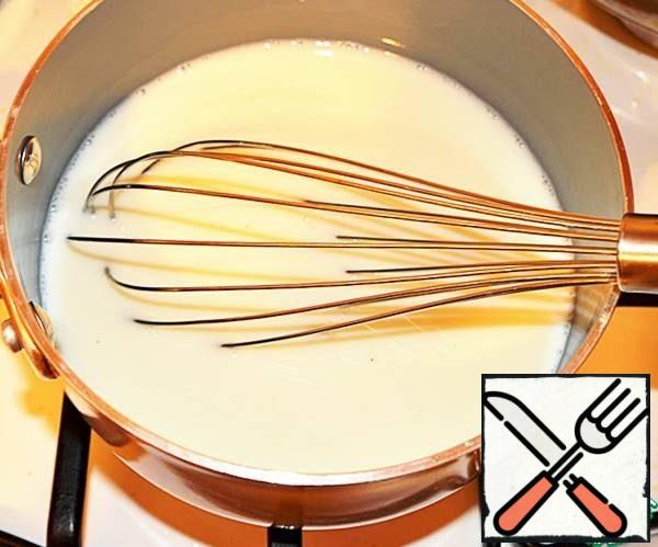 Pour milk into a small saucepan and add sugar! Warm up well until the sugar is completely dissolved.
