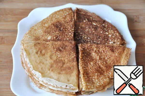 To make pancakes with stuffing, bake pancakes according to your favorite recipe.
