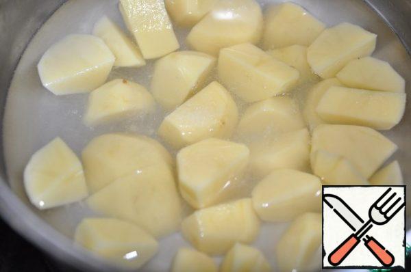 Potatoes clean, cut and cook until tender. Salt after boiling, so it boils faster.