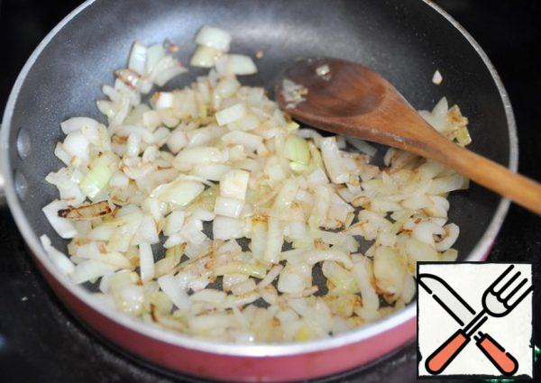 Onions clean, cut into cubes. In the pan pour sunflower oil.  Fry the onions on high heat until it will turn brown, stirring occasionally.