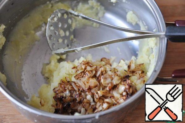 Drain the broth from the finished potatoes, mash with a "pusher", add the fried onion, mix. If the puree turned out to be dry, then add a little broth.
