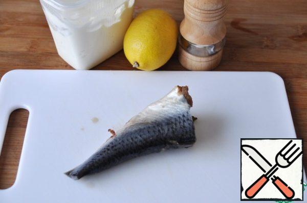 Prepare the sauce for the herring.
We take salted herring (I have my own), sour cream, lemon and a mixture of peppers.