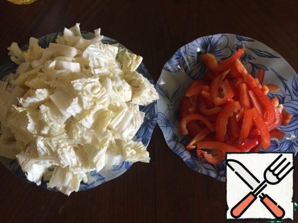 Pepper cut into slices, cabbage cubes.
