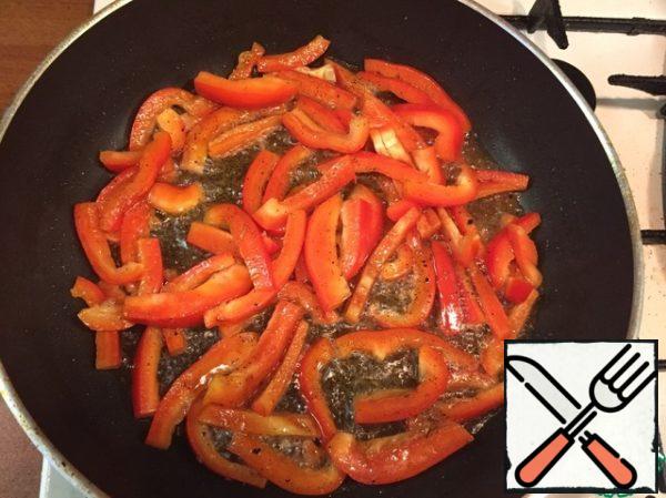 Add pepper, fry, stirring, for 2 minutes.
