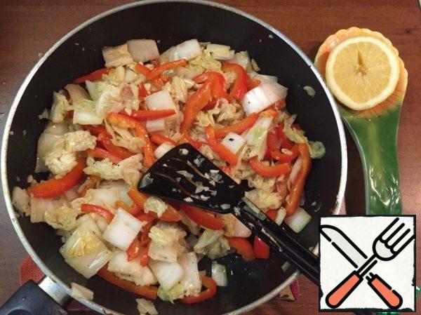 Remove the pan from the heat, add finely chopped garlic with a knife, pour lemon juice (replace with apple cider vinegar). Add salt to taste. Put it in a salad bowl, put it in the refrigerator for at least 3 hours, preferably overnight.
