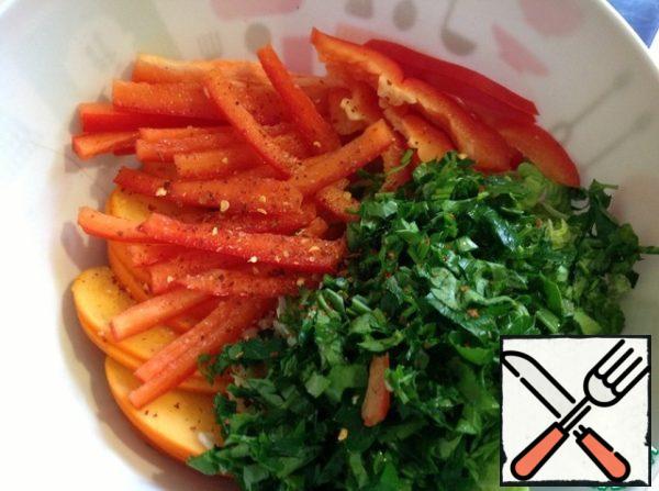 Finely chop the cilantro, add chili pepper and bell pepper, cut into strips.
