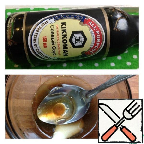 Prepare the sauce in a cup: pour soy sauce, butter, juice of half a lemon and honey. Mix thoroughly and season the salad.
Mix the salad and enjoy the unique taste.
