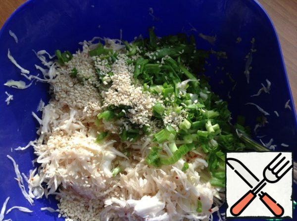 Finely chop the onion, add the oil and sesame seeds. Everything is neat, but carefully. Let it brew for 30 minutes.
