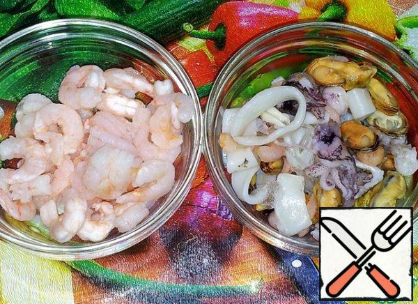 At the end of cooking, the beans should become soft. Add seasoning and dry herbs, add salt and add seafood to the beans. Stir and turn off the stove.
