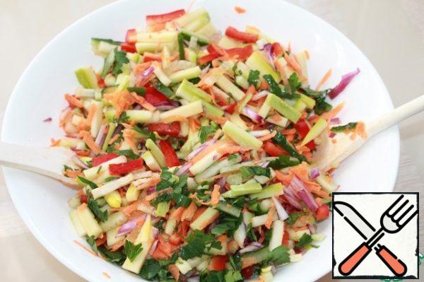 Slice the vegetables arbitrarily as you like. You can even grate carrots in Korean. I cut the mandolin into cubes. Cut the onion into feathers. Greens picked by your hands. Grate the carrots. Do not use garlic yet.
