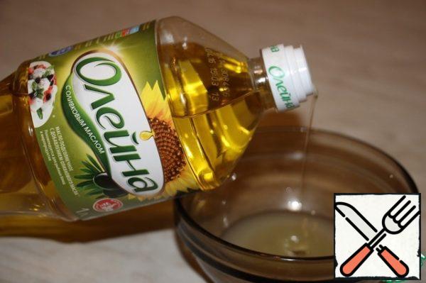 To prepare the sauce in vegetable oil, mix it with powdered sugar, freshly squeezed lemon juice, a small amount of salt.
