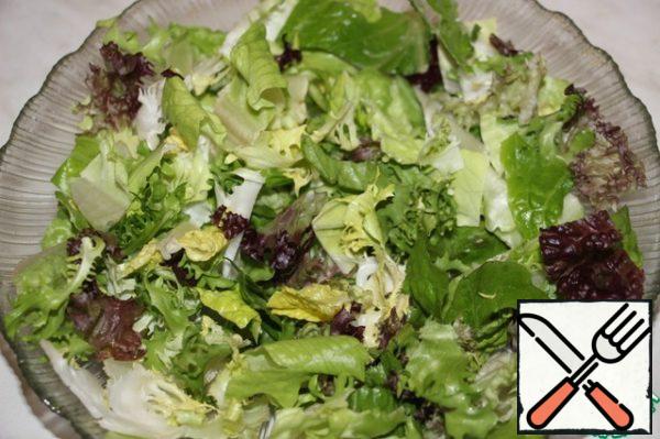 At the bottom of the mold in which you plan to serve the dish, put bright green leaves.
