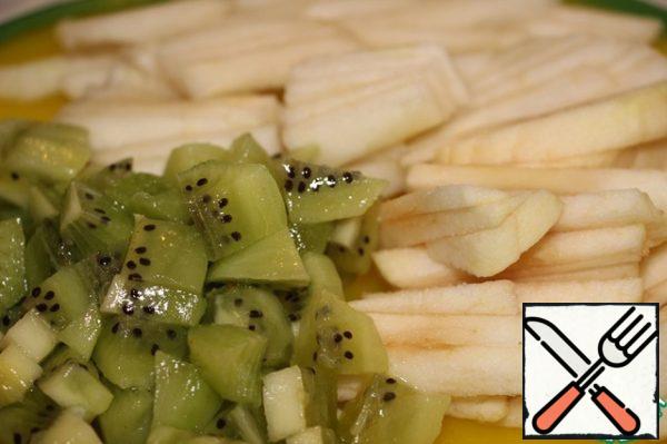 Peel the apple and pear, cut into strips. Peel the kiwi, cut into small cubes.
