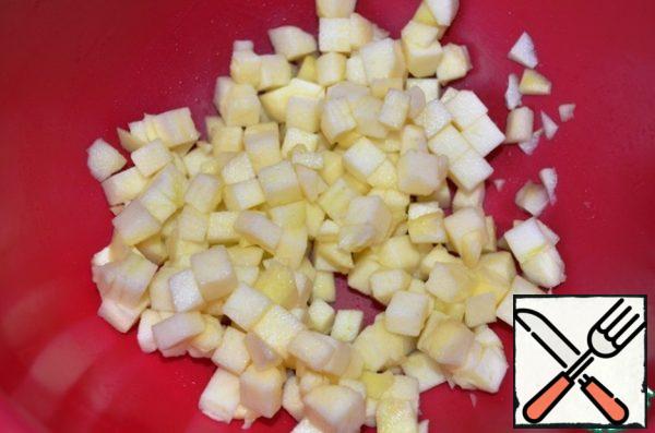 Peel a fresh apple from the peel and seeds. Cut into small cubes.
