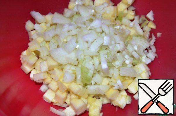 Peel and finely chop the onion.
Peel the beets and cut into small cubes, add to the salad.
