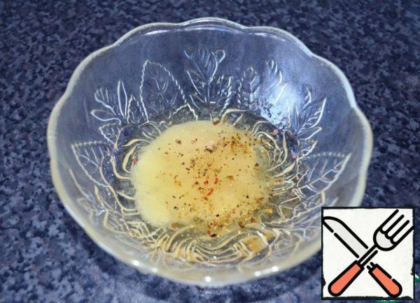 Prepare the salad dressing.
Mix the oil with vinegar and honey, add salt and pepper to taste.
