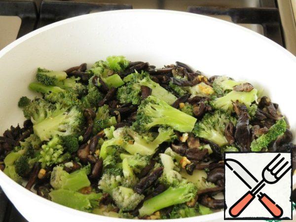 Then add the broccoli and fry for another 5 minutes.
