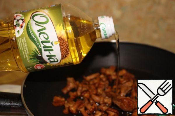 Defrost the mushrooms and fry in oil until tender. You can add a little salt.
