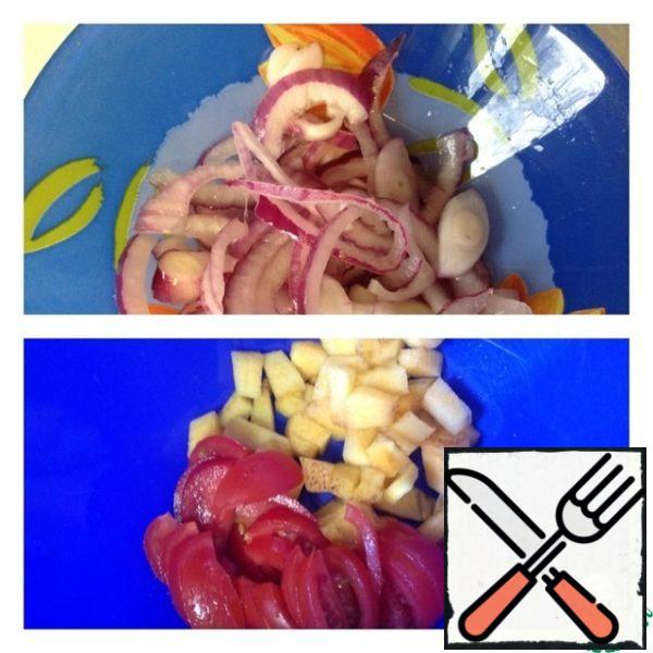 Cut the onion into half rings, put it in a cup. Add vinegar and 3 tablespoons of water, sugar. To interfere. Leave on for 5 minutes
Peel the persimmon and cut into medium cubes, cut the tomatoes into half rings.

