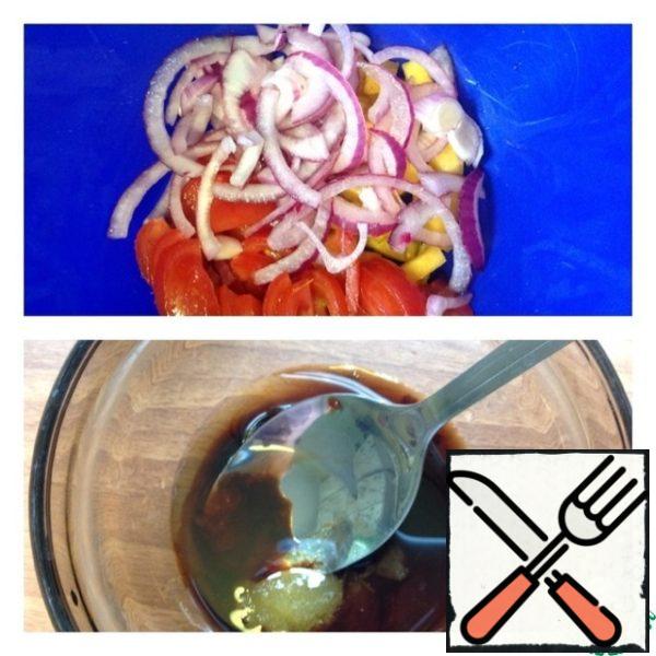 Squeeze the onion from the marinade and add to the salad. Prepare the dressing: mix oil, soy sauce, honey and balsamic vinegar. Mix well and season the salad, stir.
