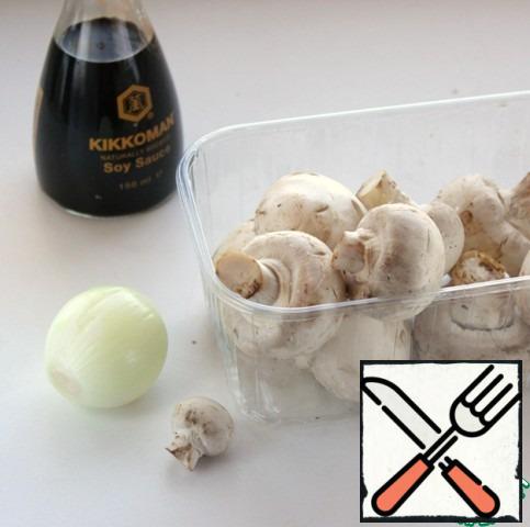 Mushrooms can be any. Mushrooms wipe with a napkin and cut, preferably large. Peel the onion and cut into half rings.